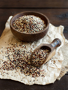 未经煮熟的混合quinoa杂鱼排在图片