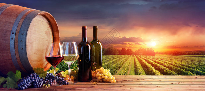 农庄区装有葡萄和酒杯的图片