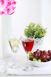 两杯酒桌上有葡萄背景图片