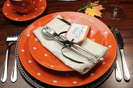 美丽的秋季主题感恩节晚餐桌位设置与感恩节快乐标签图片