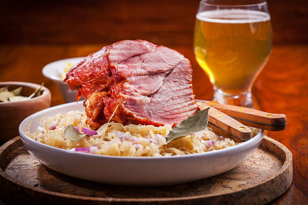 烟熏猪肉配白菜酸菜和啤酒图片