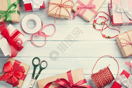 圣诞背景与木制的桌子上的礼品盒带有复制空间的顶视图礼品包图片