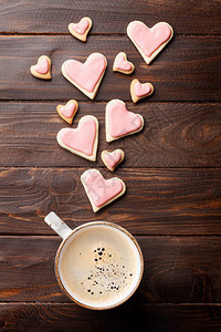 配有心形饼干和木桌咖啡杯的贺卡彩心曲图片