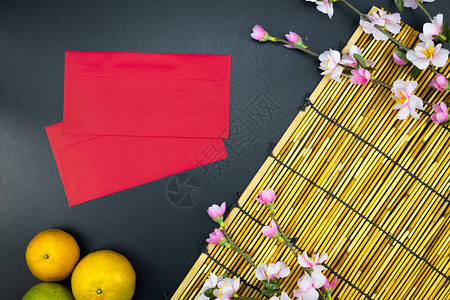 农历红包平躺假期及配饰在顶部开花和农历节日概念背景图片