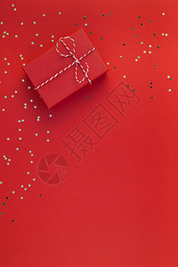 发布会样机圣诞礼物包裹丝带平躺顶视图Xmas2019节日庆典手工礼盒红纸金色闪光背景复制空间模板样机背景