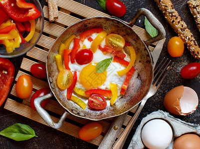 炸鸡蛋红辣椒和西红柿图片