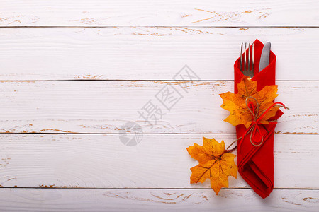 秋天的桌子设置在旧的白色木桌上感恩节卡片模板图片