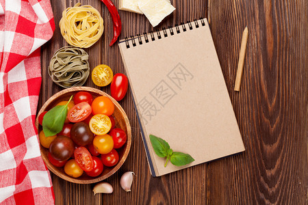 意大利食品烹饪原料意大利面蔬菜香料带记事本的顶视图图片
