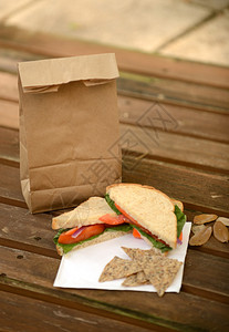 棕色袋素食午餐图片