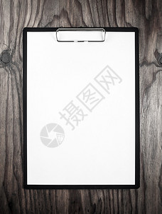 空白信笺剪贴板中深色木桌背景上的空白纸设计组合的空白模板您图片