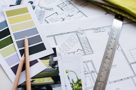 室内设计师工作台房子的建筑平面图调色板家具和黄色和灰色的织物样品房屋装图片