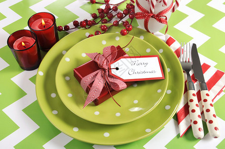 充满鲜艳色彩的现代圣诞儿童家庭聚会桌将石灰绿色红色和白色主题设置在图片