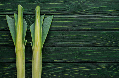 简约分割线木板上的绿色树叶健康饮食概背景