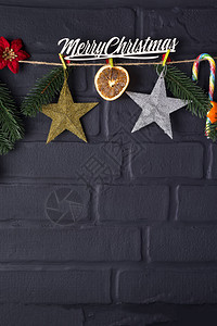 在黑砖背景上有装饰的圣诞树图片