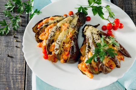 烤茄子配奶酪西红柿和鸡肉背景图片