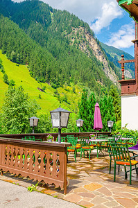 奥地利阿尔卑斯山背景露台上的小型图片