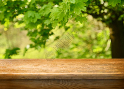 用于展示蒙太奇的空木桌背景图片