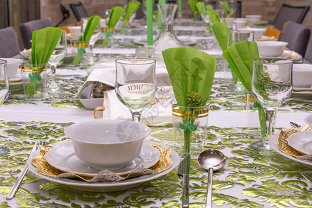 以色列特拉维夫的现代逾越节家宴桌图片