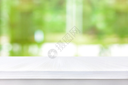 模糊绿色抽象上的白木桌可用于补装或显示产品info图片