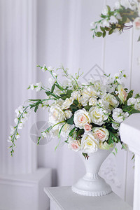花瓶里的白玫瑰婚礼花束婚礼装饰品白玫图片