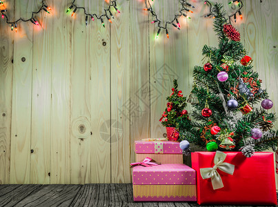 圣诞饰品和木质背景上的各种装饰图片