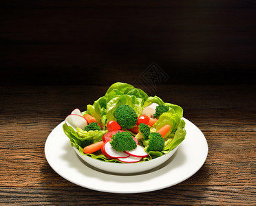 水果和蔬菜沙拉放在木图片