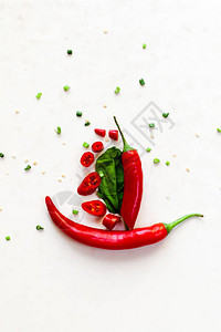 红绿辣椒组合物的顶视图背景图片