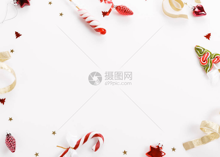 圣诞背景圣诞礼物红色礼品盒和白色背景上的装饰元素创意节日平躺和顶视图构图片