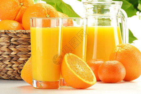 橙汁和水果橙子图片