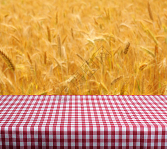 在背景中空桌和分散小麦字段用于产品显示时效优异info图片