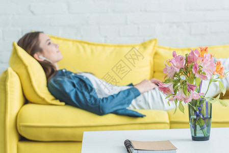 桌子上花瓶里的笔记本和鲜花图片