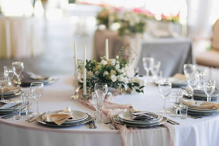 在婚礼招待会时近距离观看美餐桌和餐具图片
