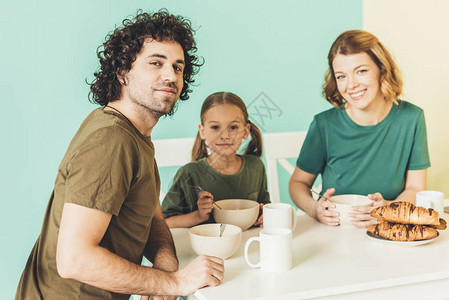 幸福的一家人一起吃早餐图片