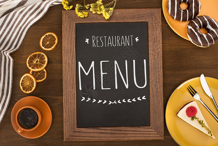 餐厅菜单和糕点及木制桌上咖图片