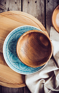 质朴的餐具木碗和陶瓷盘子图片