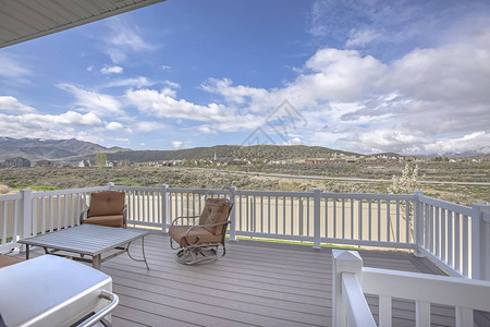 带白色木栏杆的家庭阳台上的桌椅和烧烤架室外空间享有山谷山脉和多图片