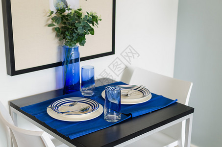 情侣蓝色主题餐桌布置图片