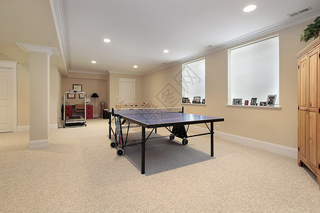 带乒乓球桌的低层地下室图片