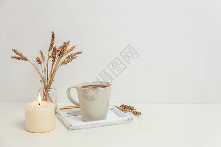 在木盘上装有咖啡蜡烛的自然生态家室内装饰背景图片