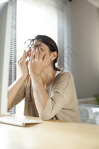 女商人揉着疲惫的眼睛图片