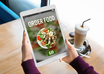 妇女使用平板电脑在线订购食物供应女图片