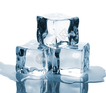 3个冰块和玻璃桌上的水在白图片