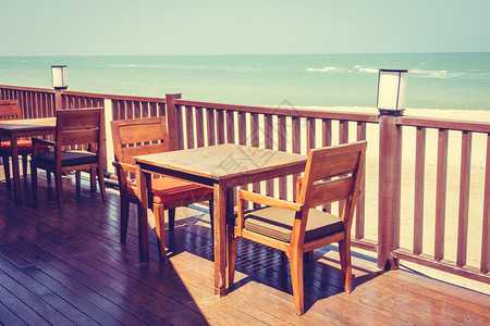 餐厅沙滩装饰的空椅子和桌椅图片