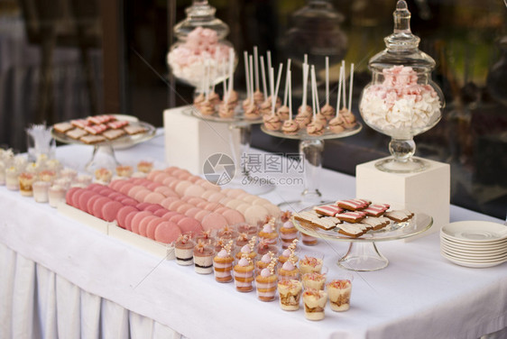 婚礼派对的甜点桌图片