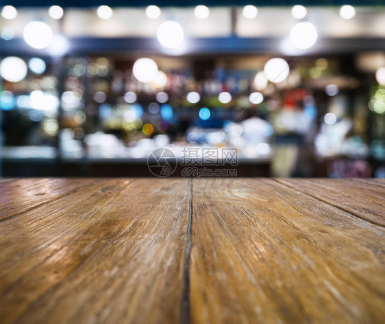 柜面模糊酒吧餐桌顶端的桌边餐厅Pub室图片