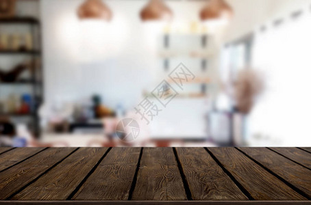 选中的空焦距棕色木桌和咖啡店背景模糊图片