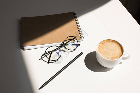咖啡杯眼镜和笔记板用阳图片