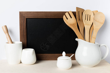 木制炊具厨房用具和桌子上图片