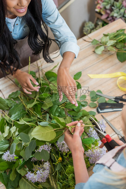 年轻花店青年在工作场所种植花和切花植图片