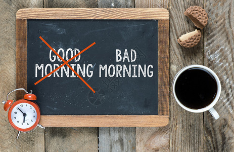 早上好黑板上写着坏的早上标志咖啡饼干和钟表都放图片